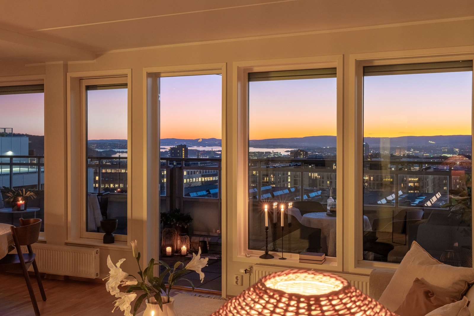 Her bor man luftig og usjenert til i toppetasjen. Fra boligen har man et utstrakt utsikt over Oslo. Galleribilde