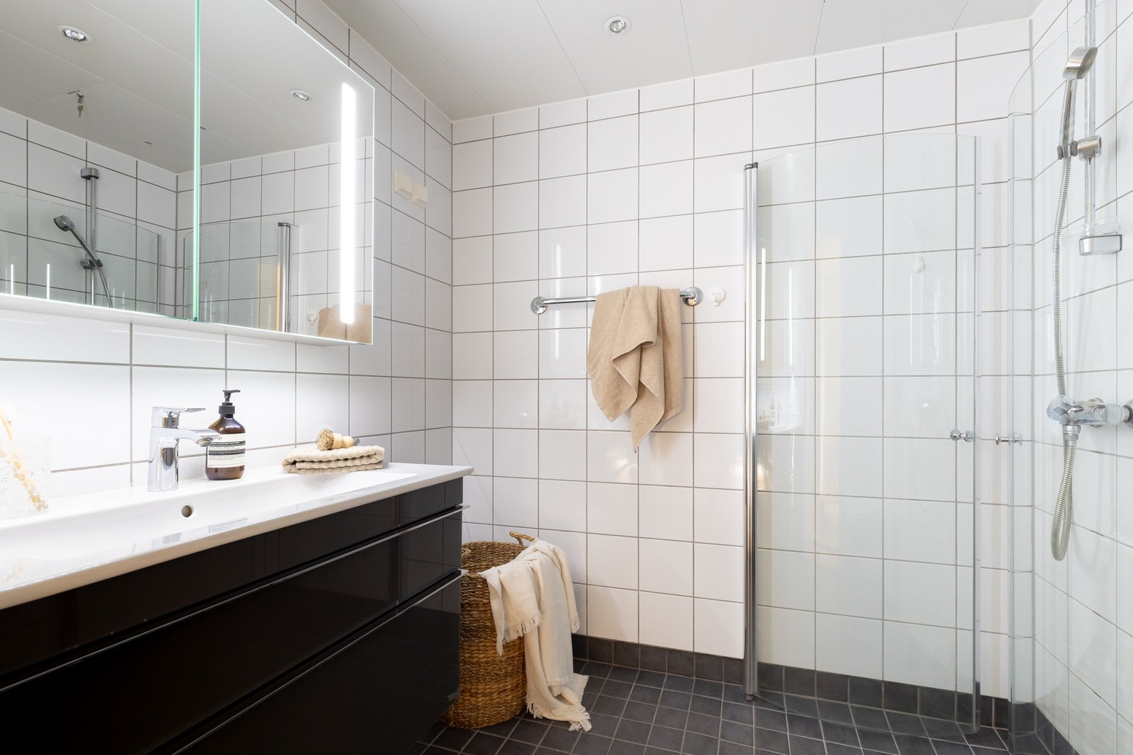 Her får man gleden av to delikate bad - begge ligger i tilknytning til gangen. Galleribilde