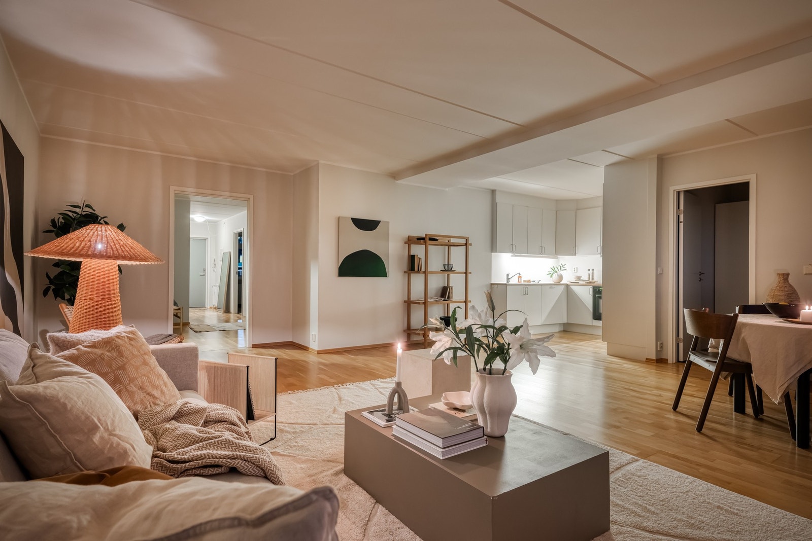 Stuen og kjøkkenet ligger i åpen løsning som gir flere gode soner for innredning. Galleribilde