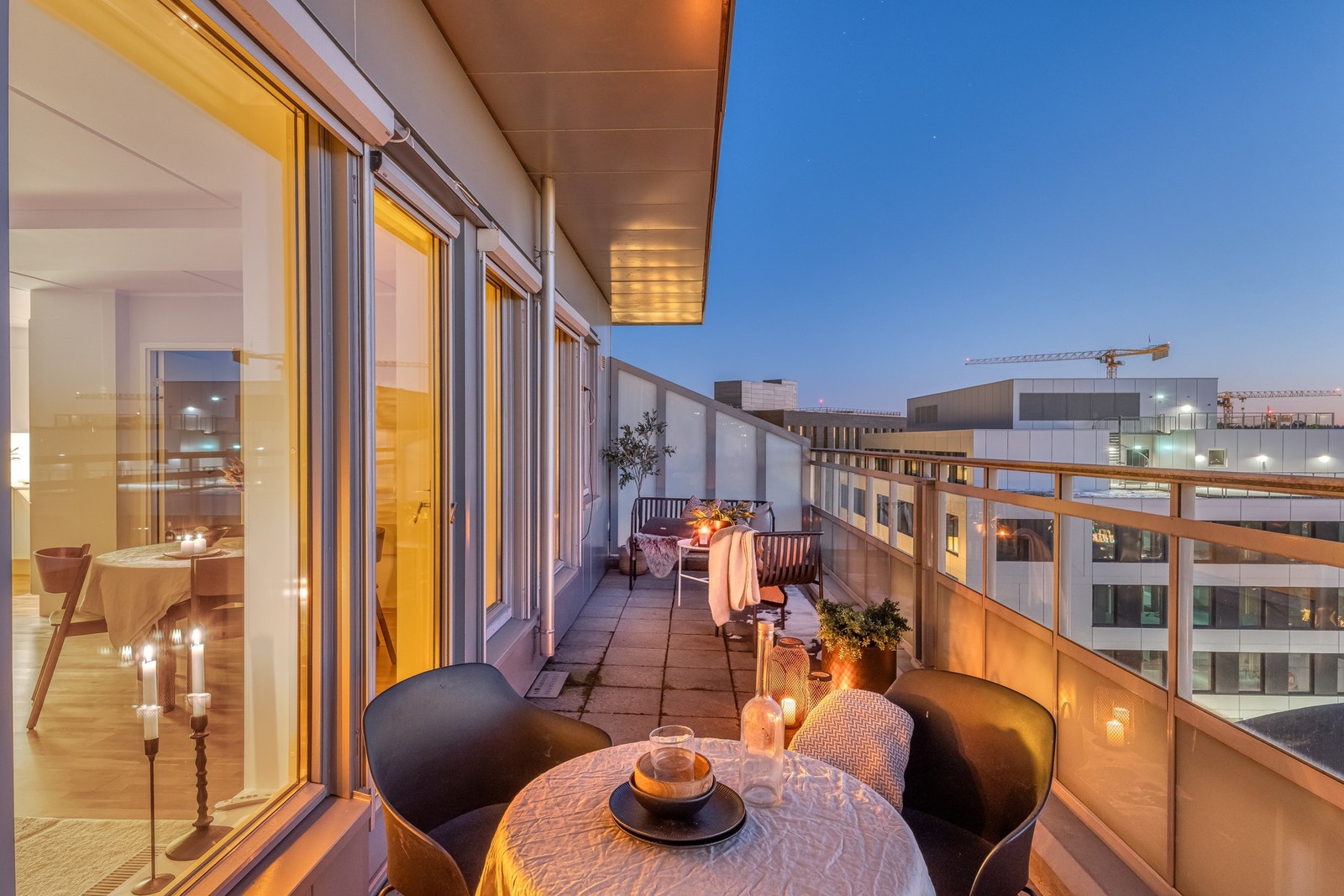 På balkongene er det god plass til en sittegruppe og beplanting. Det er tillatt med både gass- og elektrisk grill. Galleribilde