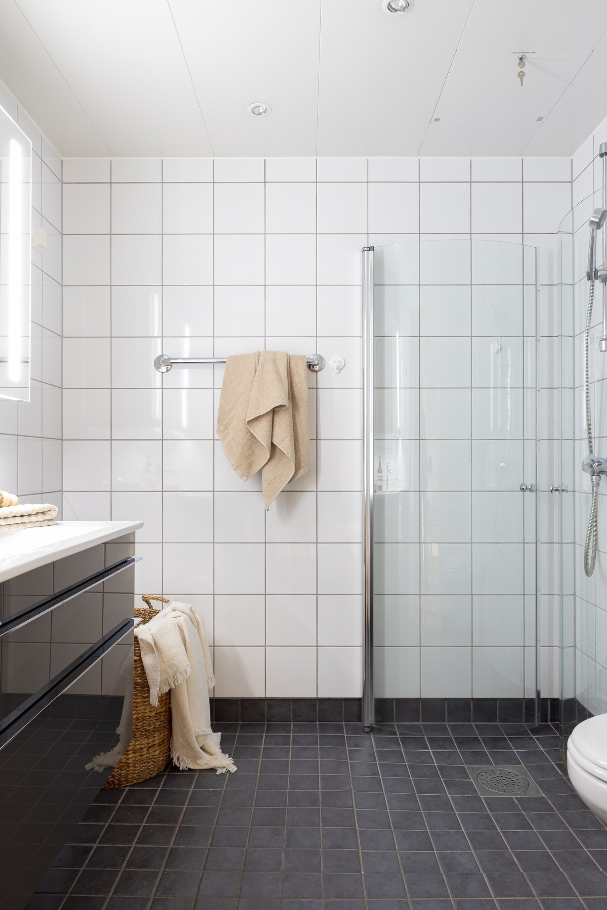 Det er gulvvarme og downlights på begge baderommene som gir en god og lun atmosfære under morgen- og kveldsstellet. Galleribilde