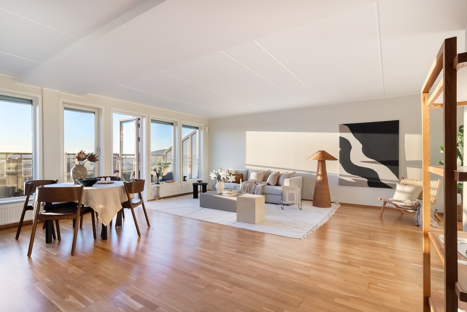 Stuen er lys, tiltalende og av meget god størrelse. Galleribilde