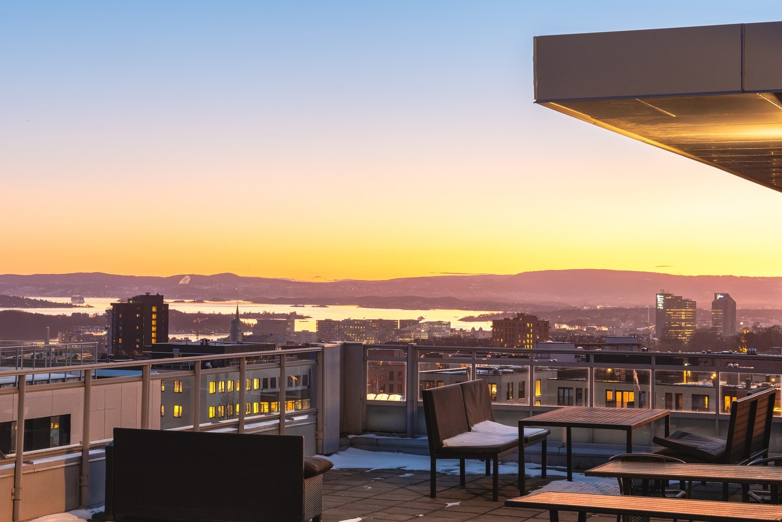 På takterrassen er det flere sittegrupper. Galleribilde