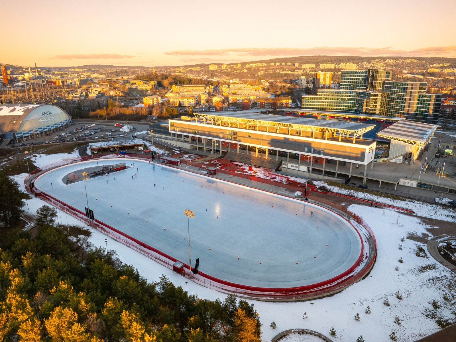 I nærområdet finner du også Vallhall idrettsanlegg, fotballbaner, skøytebaner om vinteren og tennishallen på Hasle. Vålerenga idrettsforening har i senere tid åpnet sin nye storstue Intility Arena. Galleribilde