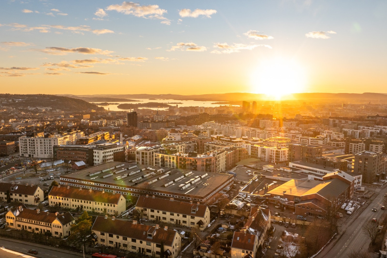 Eiendommen har en meget god beliggenhet på Hovinenga / Valle Hovin som de senere årene har hatt en voldsom utvikling og fremstår i dag som et svært moderne område med kort avstand til det meste. Galleribilde
