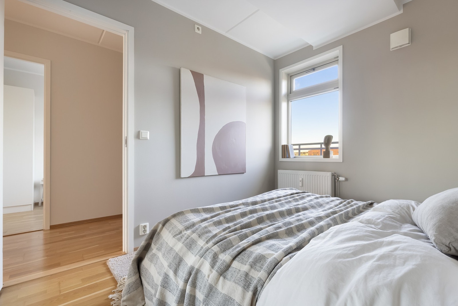 Det er skyvedørsgarderobe med speilfronter på hovedsoverommet. Galleribilde