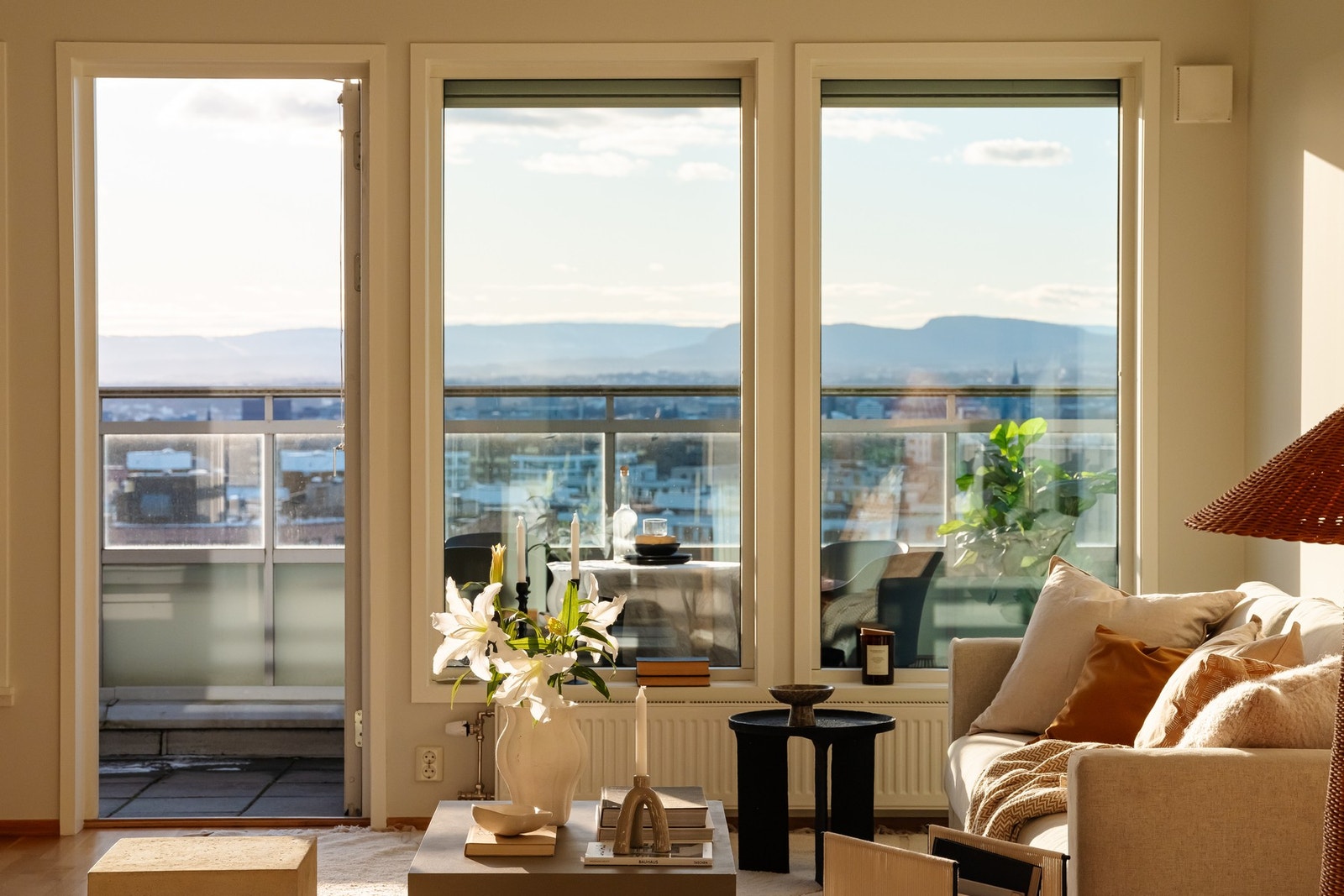 Stuen er holdt i lyse farger og får godt med naturlig dagslys fra de store vindusflatene. Galleribilde