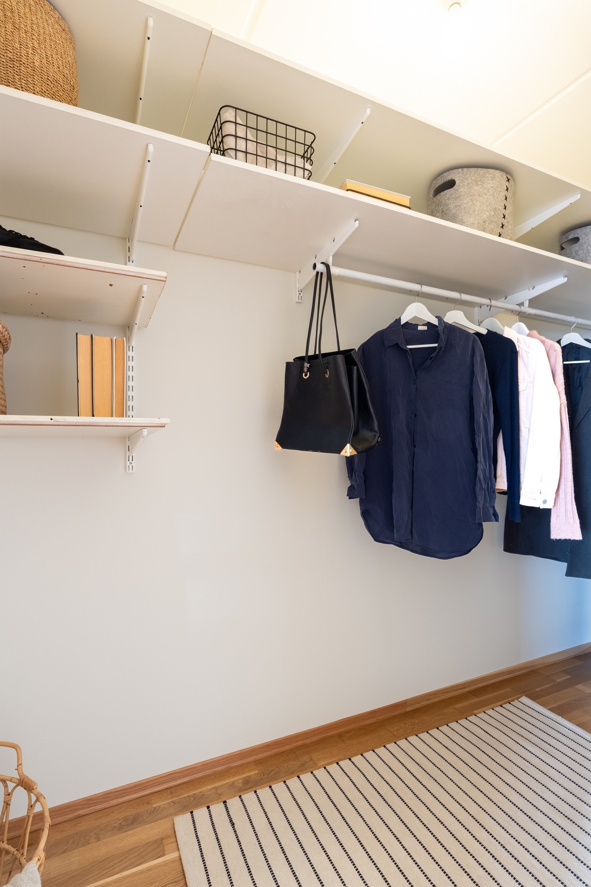 I entreen er det også direkte tilgang til leilighetens innvendige bod med god plass for øvrig oppbevaring. Galleribilde