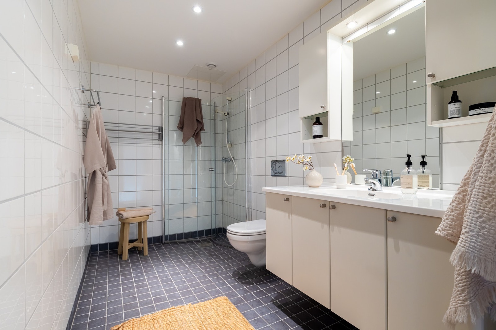 Det er også dusjhjørne med innfellbare glassdører og dusjarmatur tilkoblet hånddusj. Galleribilde