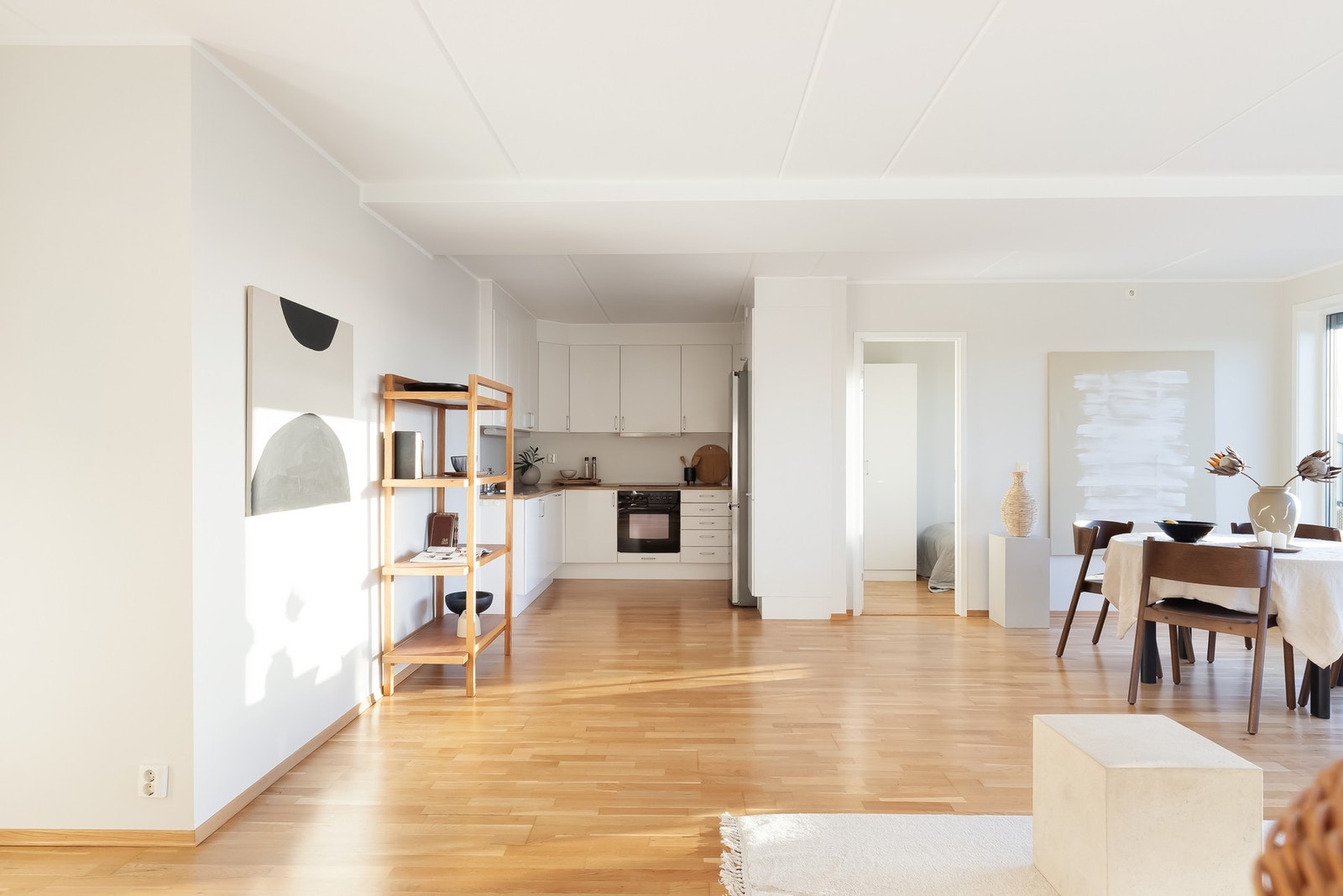 Det er integrerte hvitevarer som oppvaskmaskin, stekeovn og nedfelt platetopp - disse medfølger naturligvis ved salg. Av frittstående hvitevarer er det kjøleskap med frysedel. Galleribilde