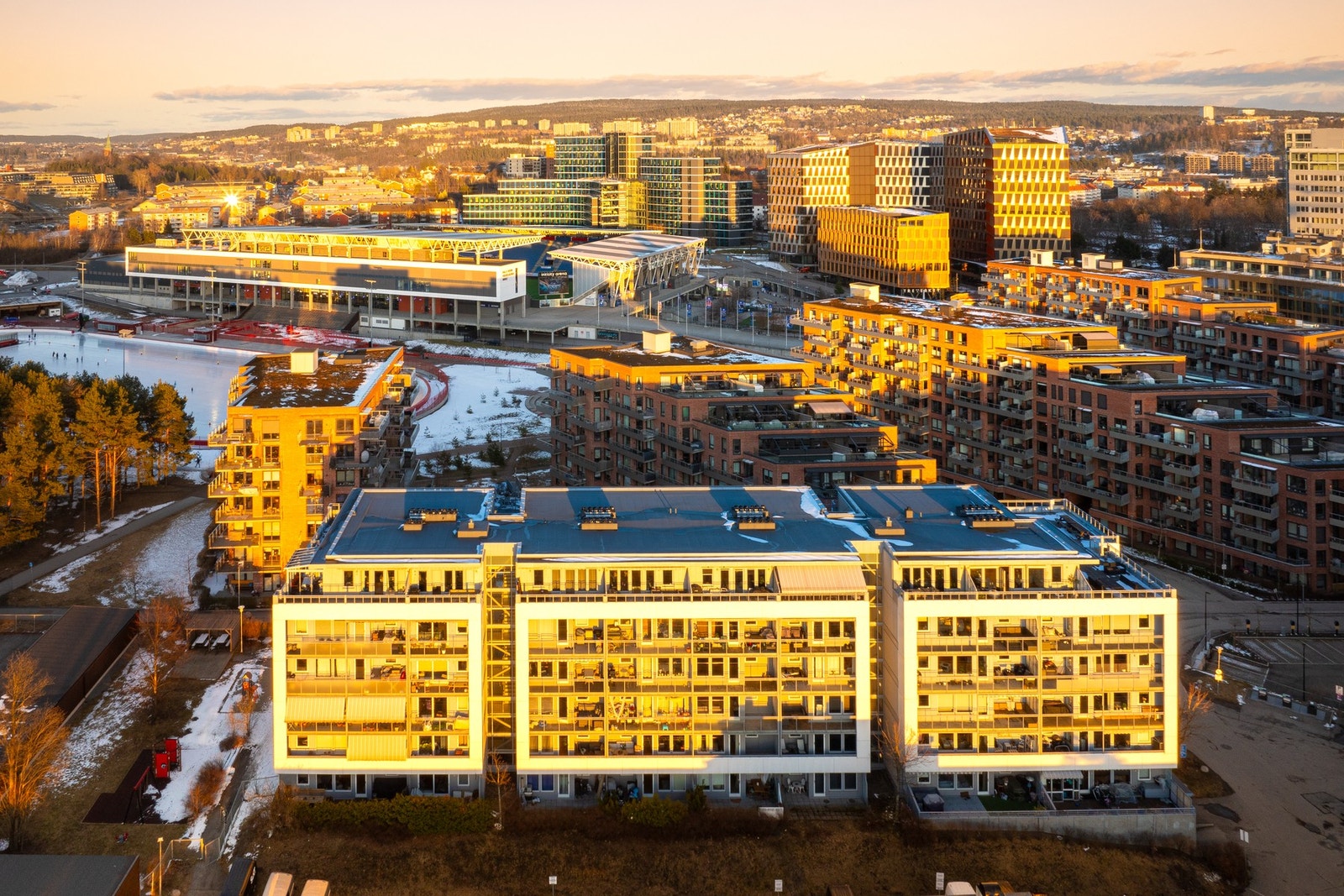 Her bor man godt i moderne og sentrale omgivelser. Ønsker man seg videre til andre steder i Oslo finner vi både t-bane, buss og bysykler i kort gangavstand fra boligen. Galleribilde