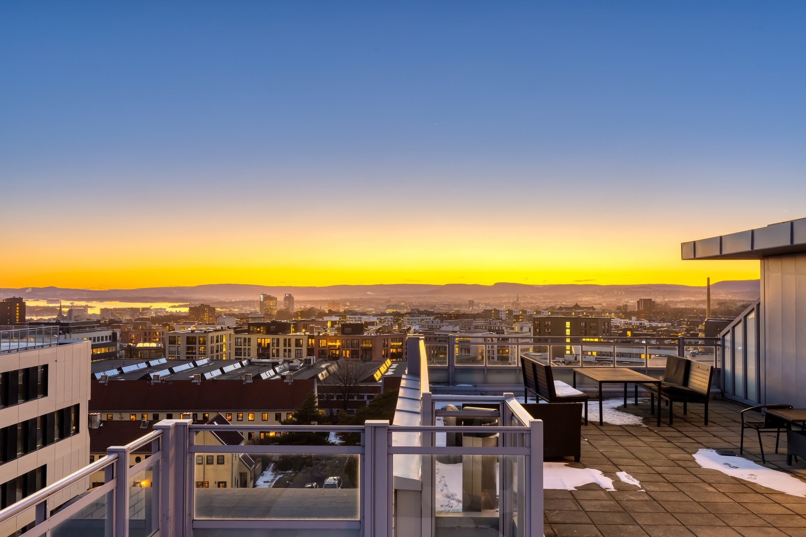 Fra både balkongen og den felles takterrassen kan man nyte flotte solnedganger gjennom året. Galleribilde