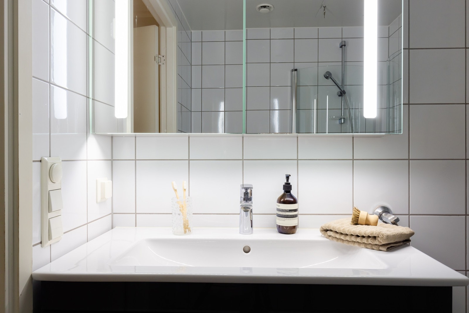 Badet er utstyrt med baderomsmøbel med servant, speil, toalett og dusj. Galleribilde