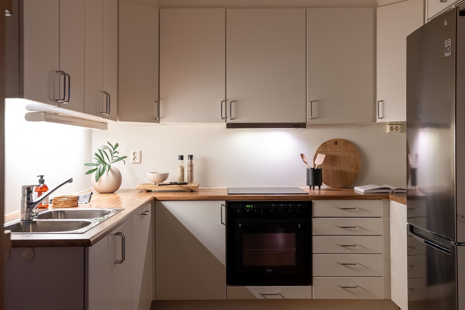 Pent og tidløst kjøkken som har rikelig med både skap- og benkeplass. Kjøkkeninnredningen består av glatte fronter og laminat benkeplate. Galleribilde