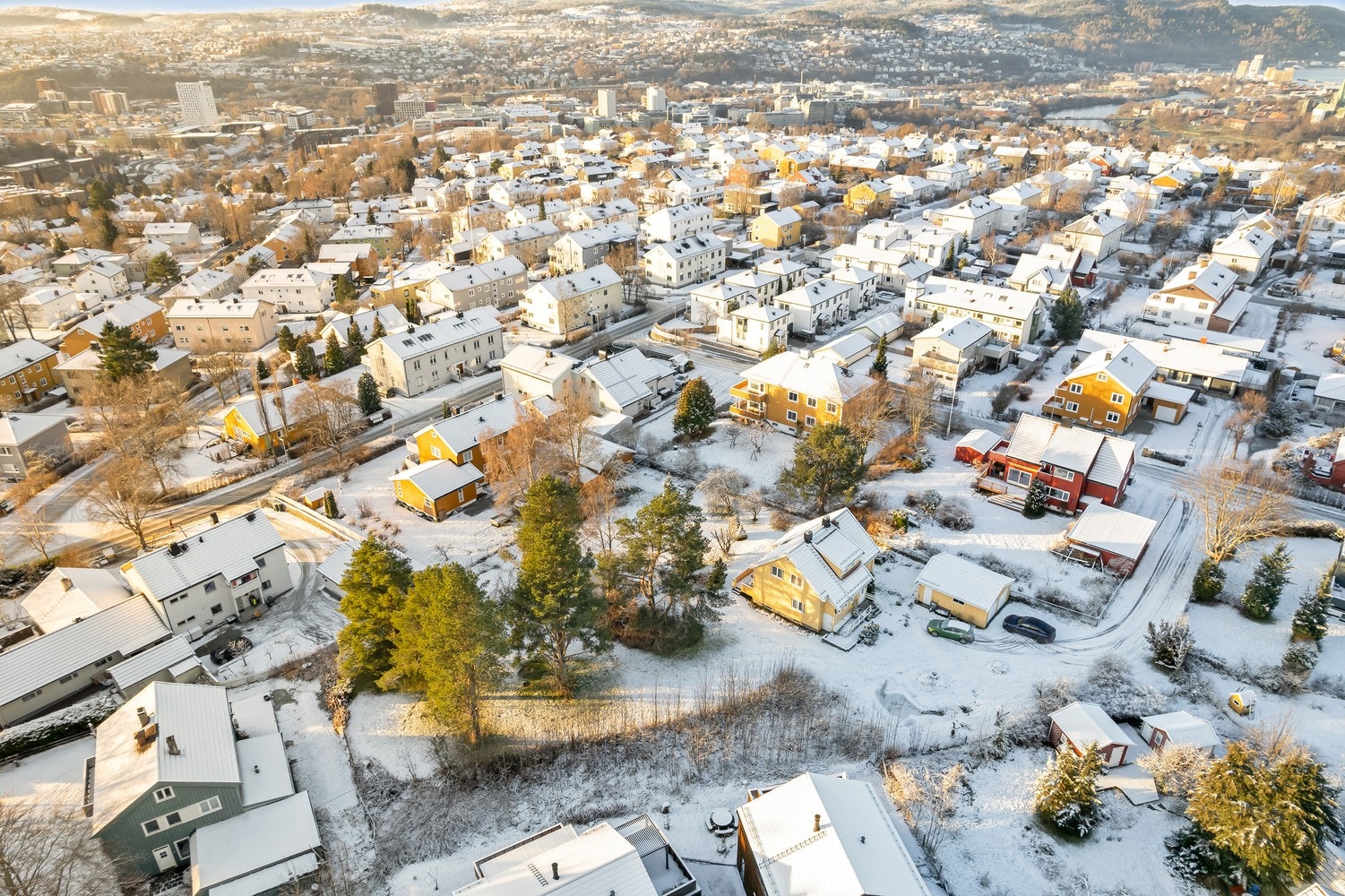 Ved den bebygde tomten (gule huset) er det planlagt et inkluderende initiativ for barn , hvor de får muligheten til å skape sin egen lille hage. Her kan de dyrke grønnsaker, lære om naturens kretsløp og bidra til et levende og bærekraftig nærmiljø. Galleribilde