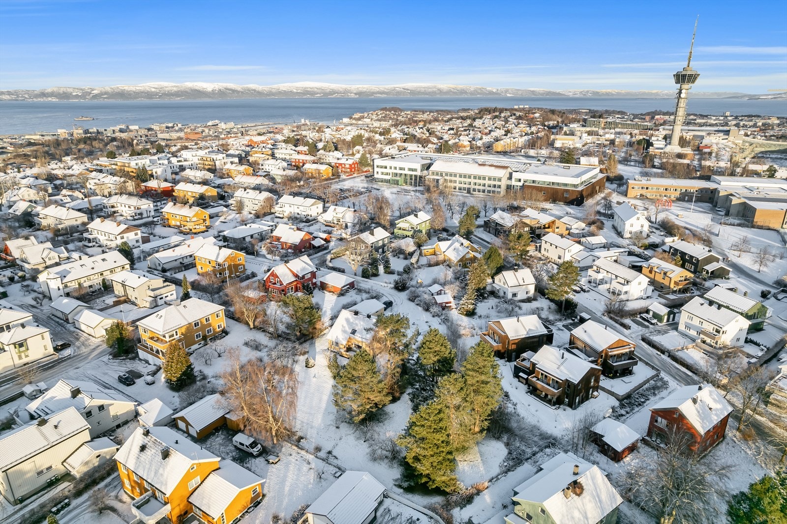 Velkommen til Knudssøns Gate og denne herlige boligtomten på 606,8 kvm. Tomten ligger i et veletablert og etterspurt boområde på Tyholt/Berg, kjent for sin sentrale beliggenhet. Galleribilde