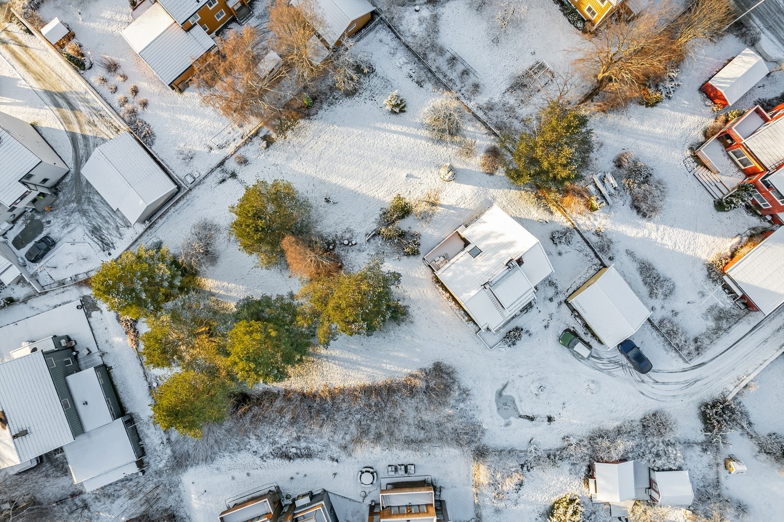 Situasjonsbilde. Tomten ligger i en blindvei, perfekt for barnefamilier. Adkomsten til eiendommen er sikret ved fradelingen av tomten. Galleribilde