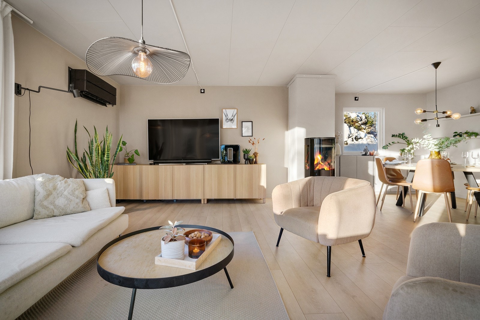 Romslig stue med lyse og moderne overflater Galleribilde