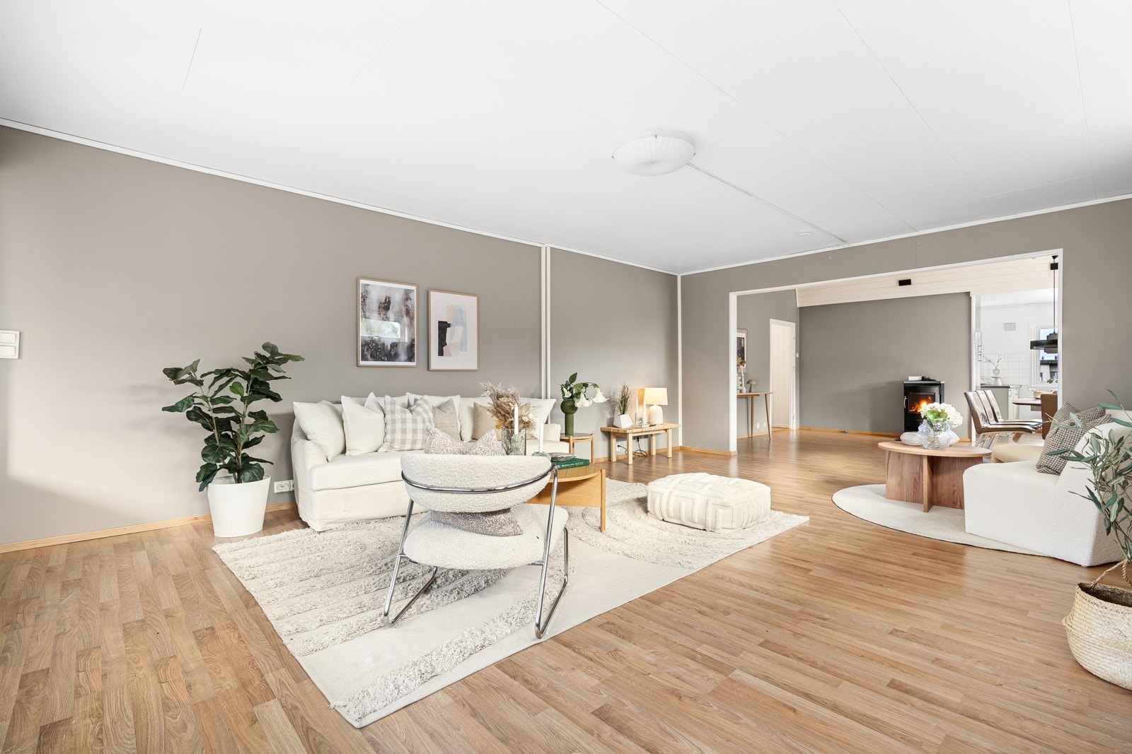 Stuen har laminatgulv, gråmalte, glatte veggflater, hvitmalt himling og to romslige soner. Galleribilde