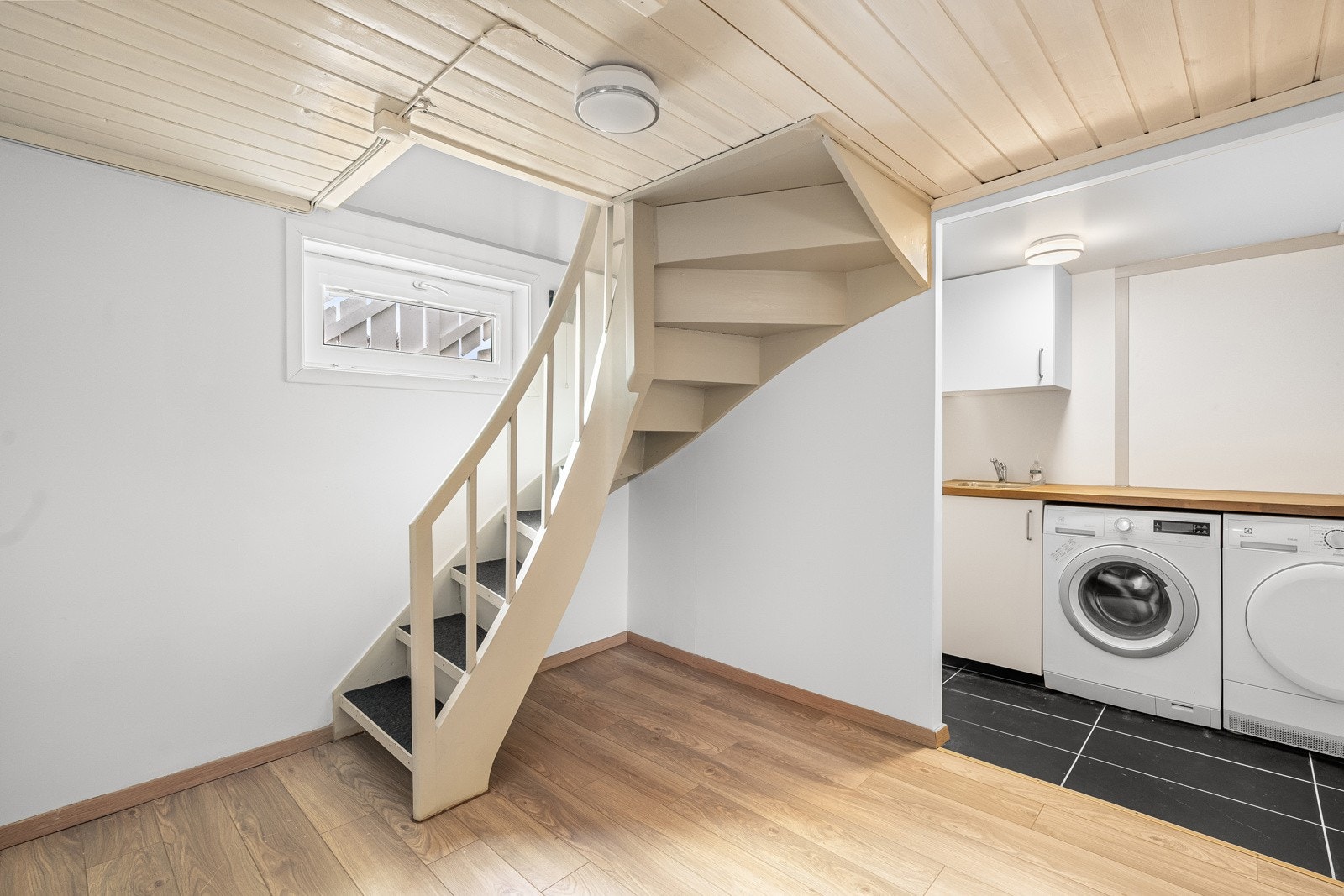 Kjellerstuen har adkomst fra trappegangen. Galleribilde