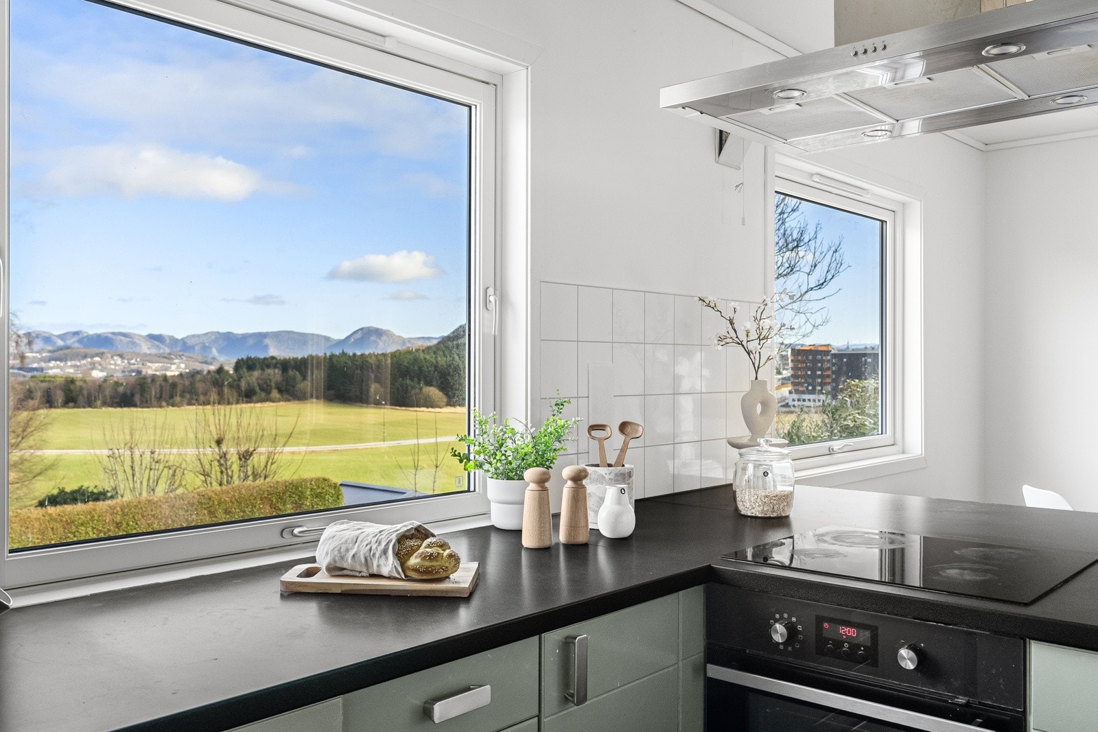 Kjøkkenet er utstyrt med integrert platetopp, nyere stekeovn, nyere ventilator over koketoppen. Galleribilde