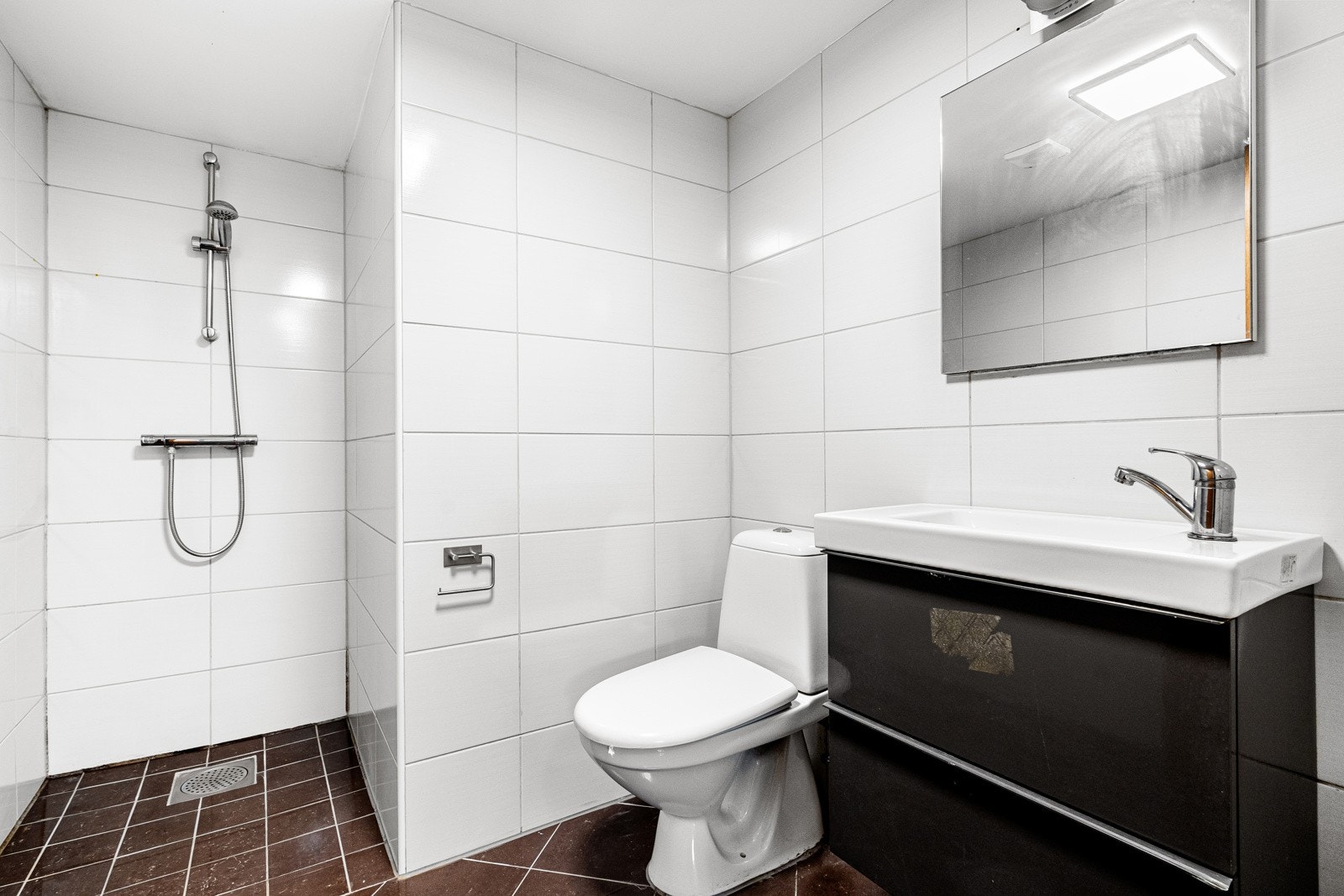 Badet i hybelen er pusset opp i senere år som egeninnsats. Galleribilde