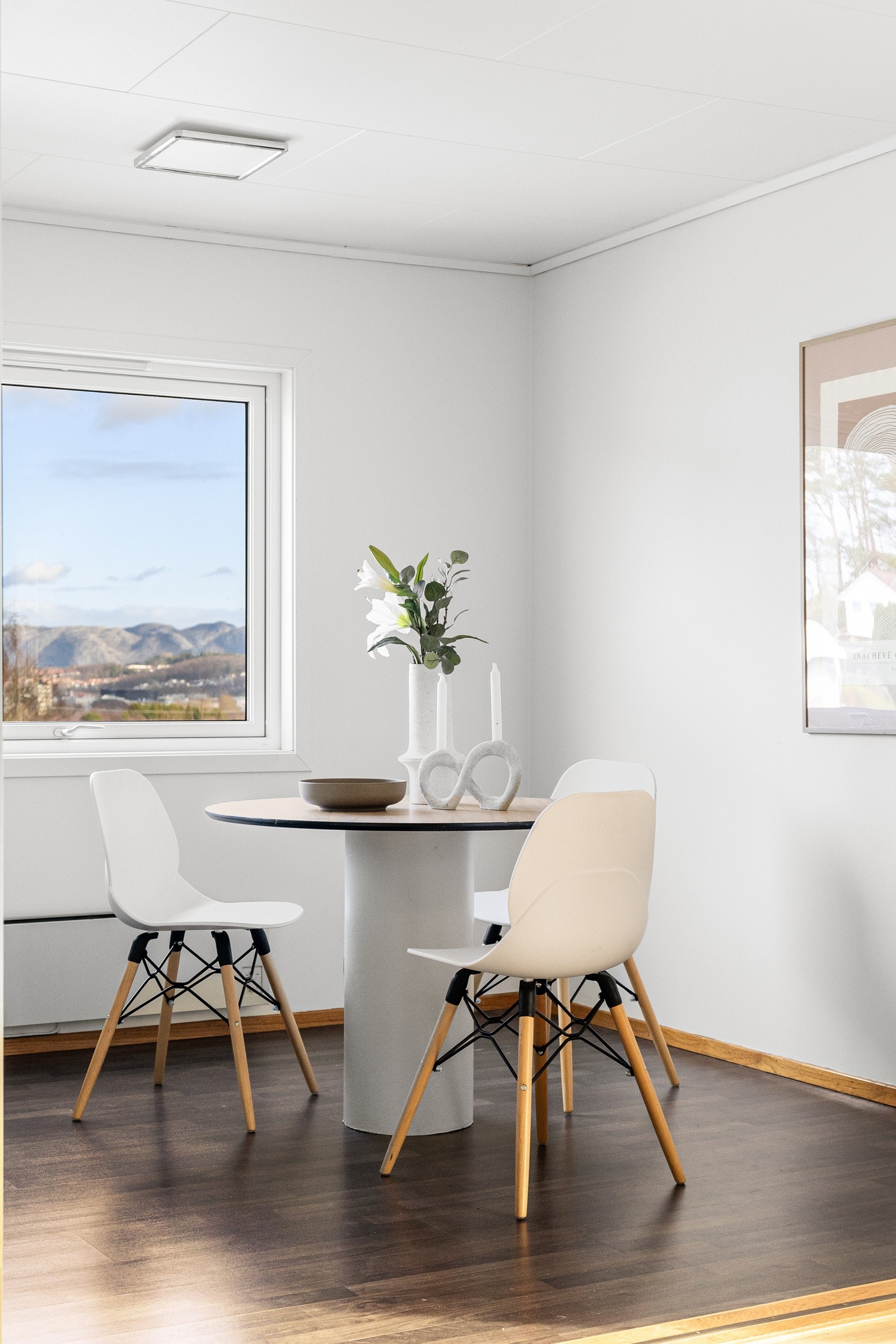 I enden av kjøkkensonen er det god plass til frokostbord. Galleribilde