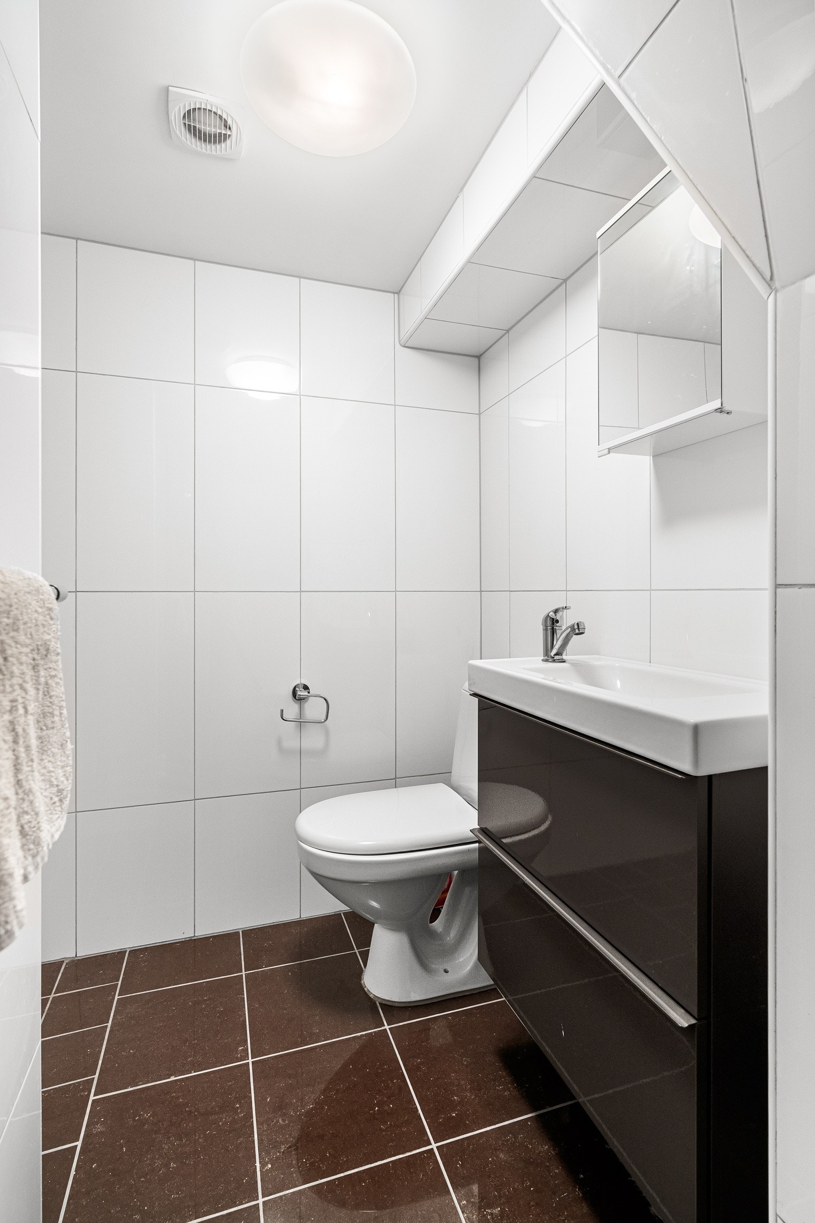 Badet i kjelleren er oppgradert ved egeninnsats i senere år og fremstår som pent. Galleribilde
