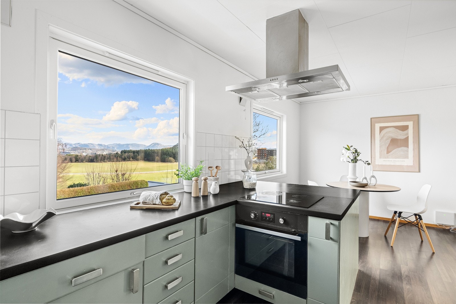 Rommet har brunt laminatgulv, lysmalte vegger og hvitmalt himling. Galleribilde