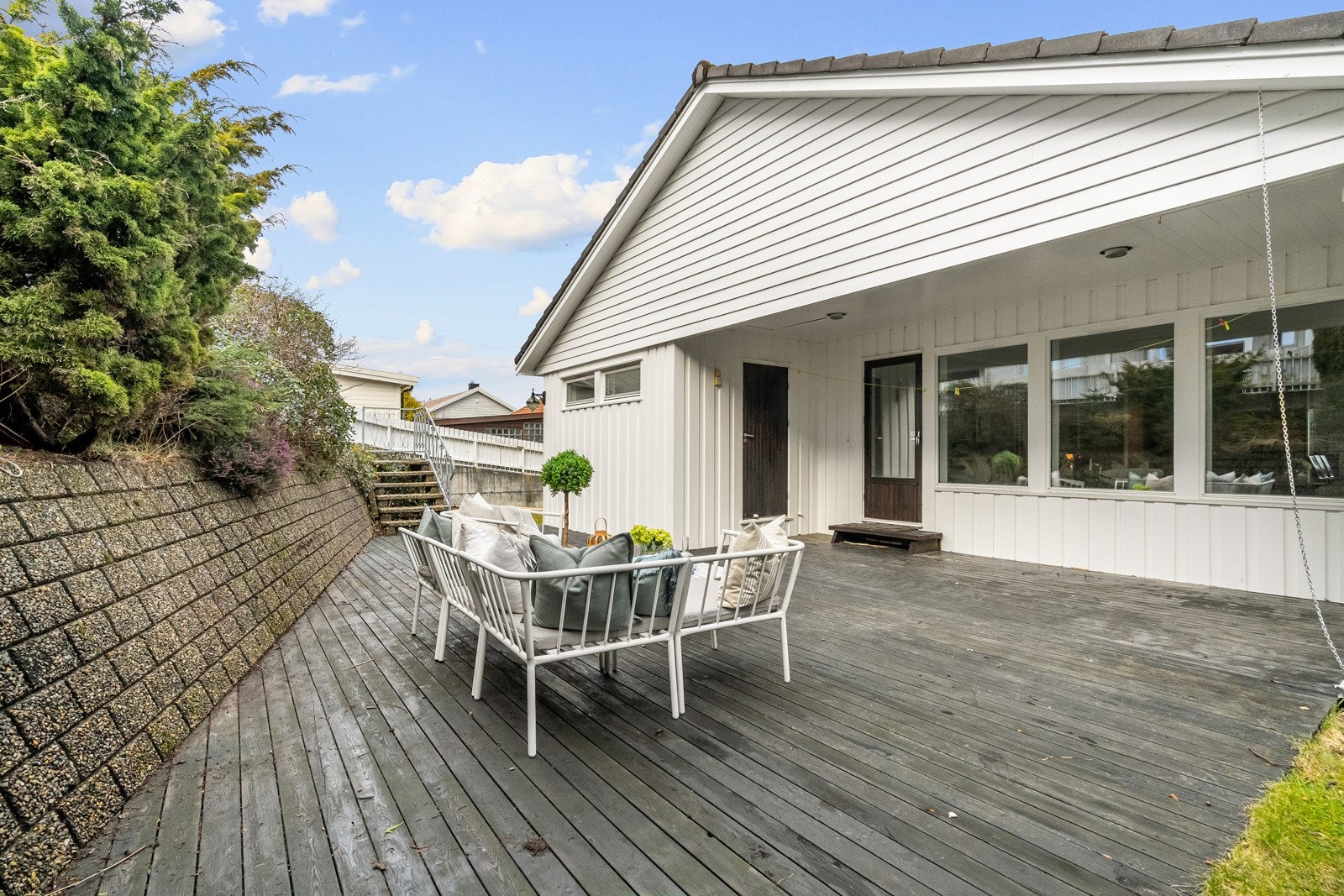 Boligen har inngang både til første etasje og egen inngang til kjelleren vendt mot gårdsplassen. Galleribilde