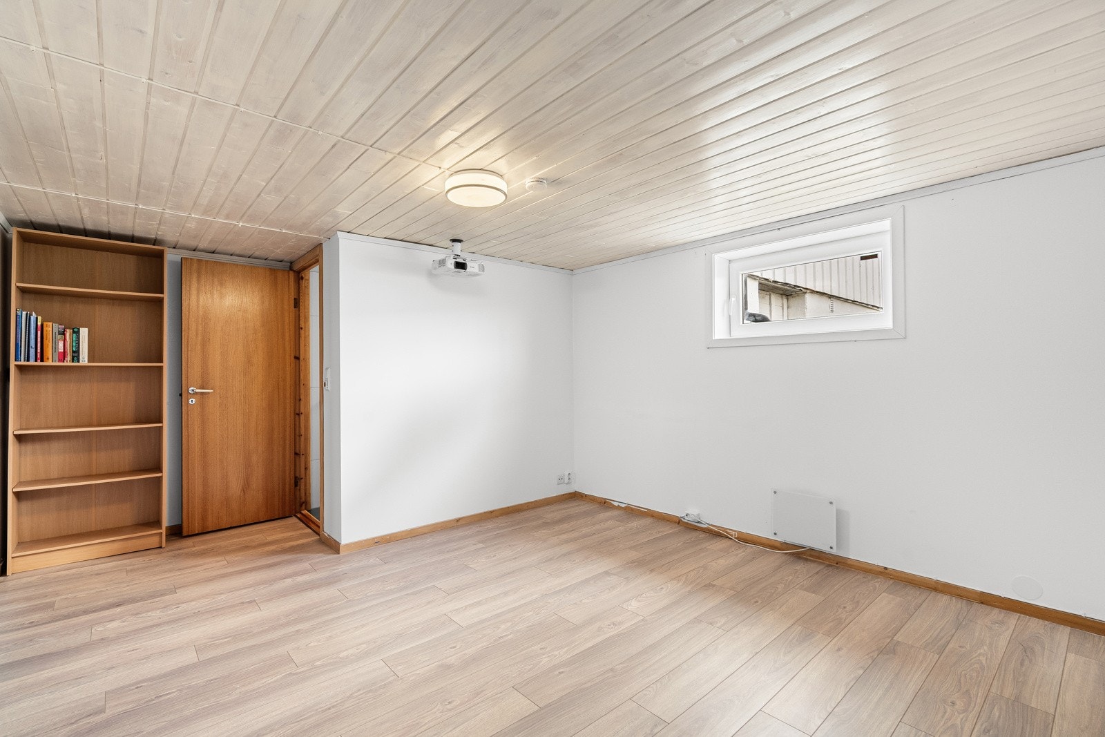 Rommet har god plass til sofa og tv-løsning, og egner seg godt som hjemmekino. Galleribilde