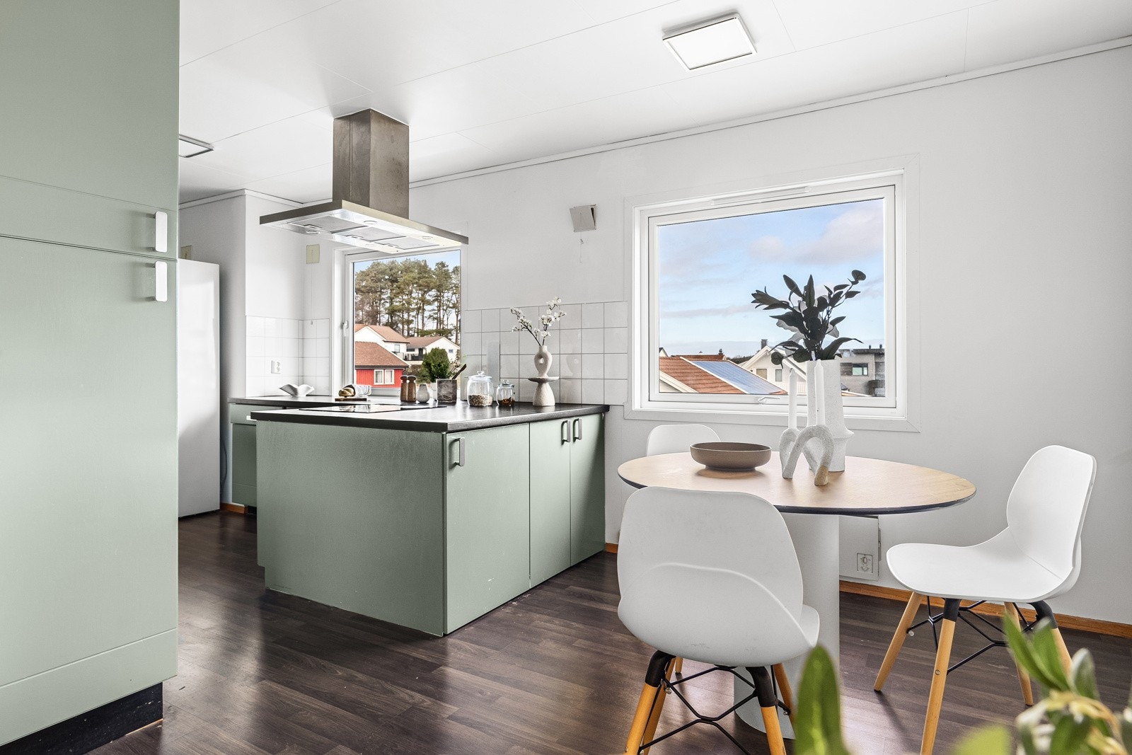 Kjøkkenet i første etasje har inngang fra entreen og stuen. Galleribilde