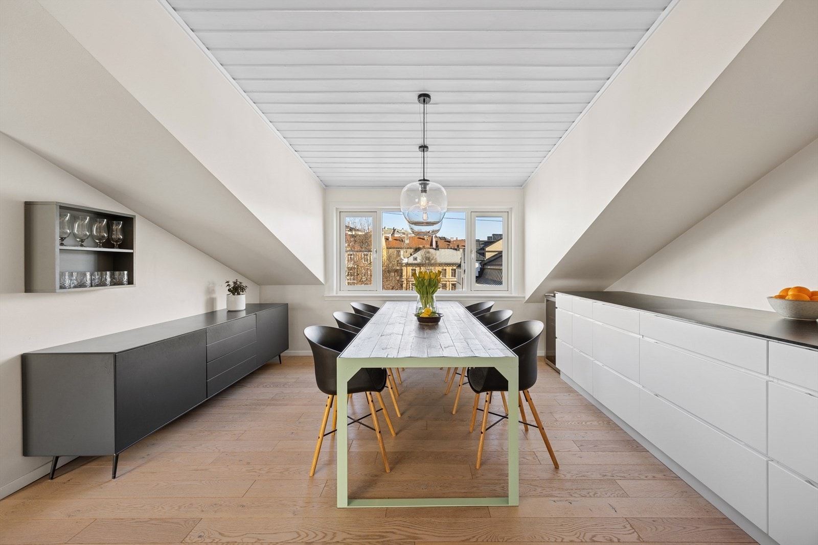 Her er det rikelig med oppbevaringsplass i både skuffer og skap, og en naturlig plass til stor spisegruppe. Galleribilde