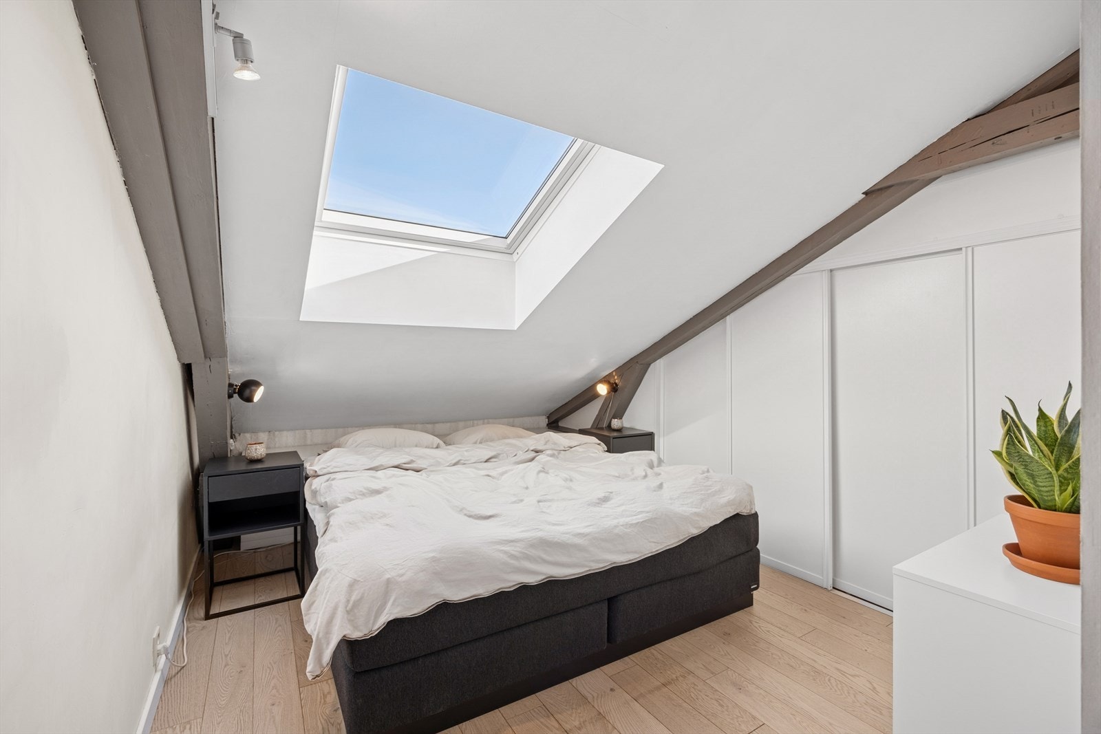 På hovedsoverommet er det god plass til en stor dobbeltseng og tilhørende møblement. Galleribilde