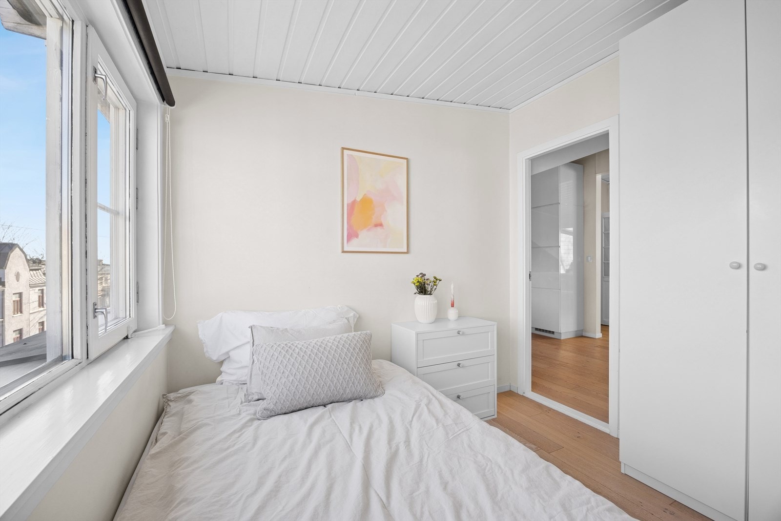 Her er det god plass til seng, kontorpult og oppbevaringsmøblement. Galleribilde