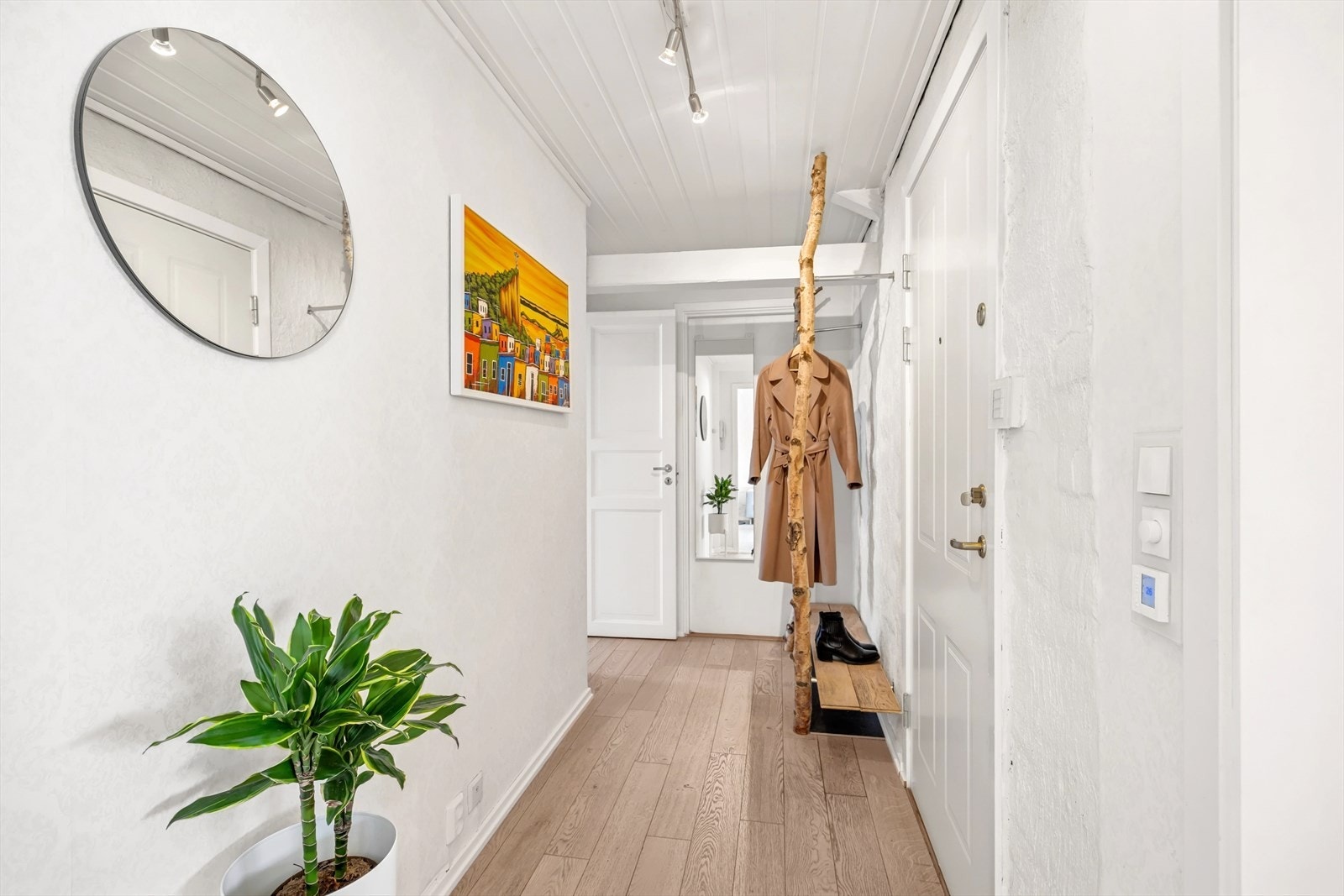 Romslig og innbydende inngangsparti med god plass til åpen garderobeløsning og enkle oppbevaringsmøbler. Galleribilde