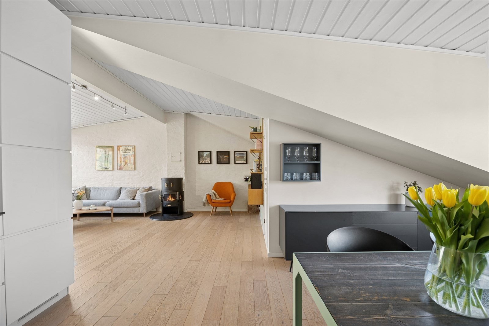 De store vindusflatene bidrar til rikelig med naturlig lys, og kombinert med den generøse takhøyden oppleves boligen som svært romslig. Galleribilde