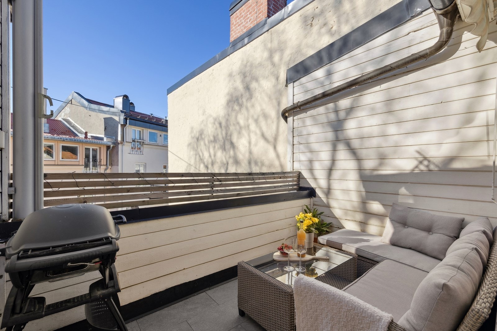 Fra stuen er det utgang til en idyllisk takterrasse på ca. 6 kvm. Galleribilde