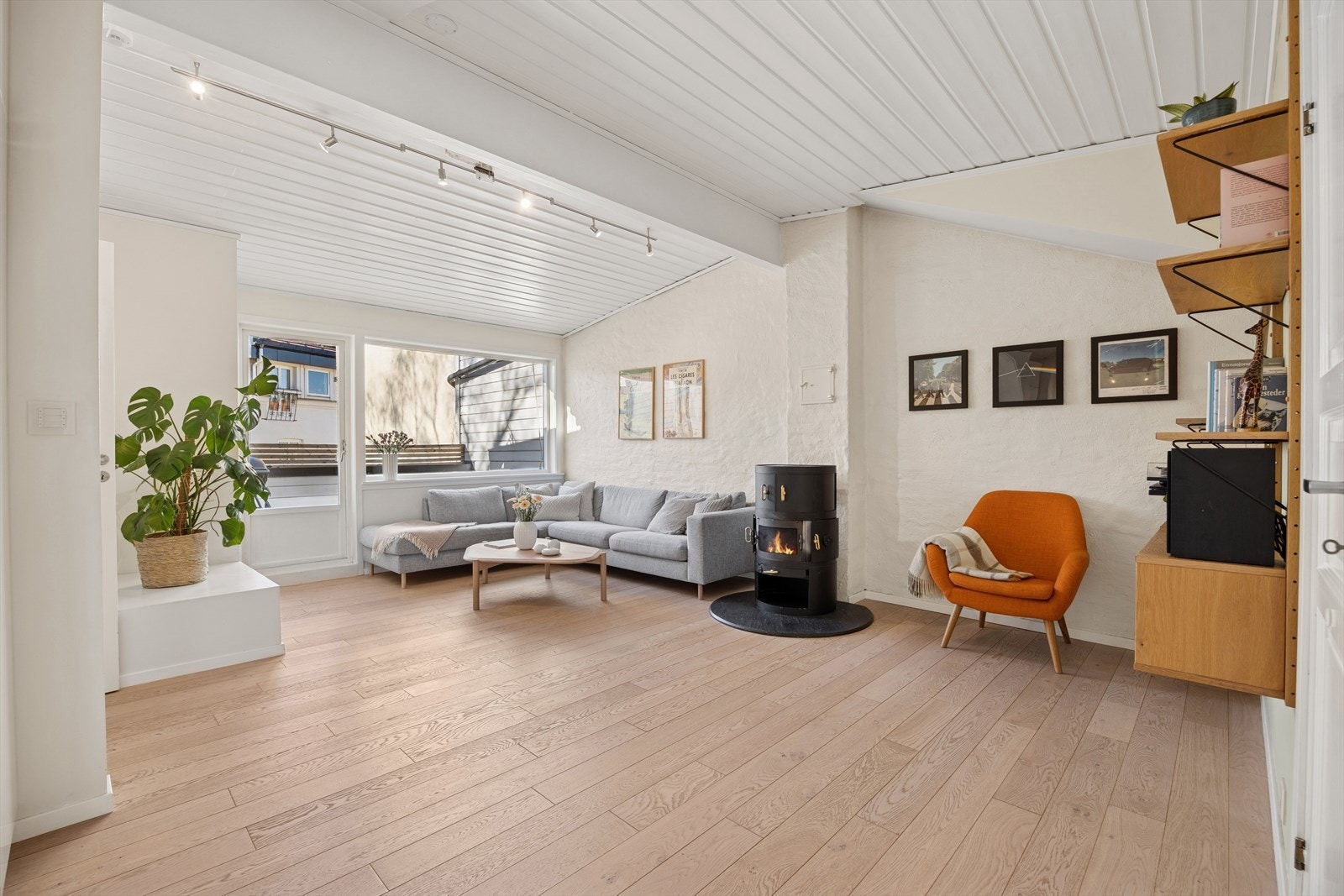 Stuen er av god størrelse, og den åpne planløsningen bidrar til stor møbleringsfrihet. Galleribilde