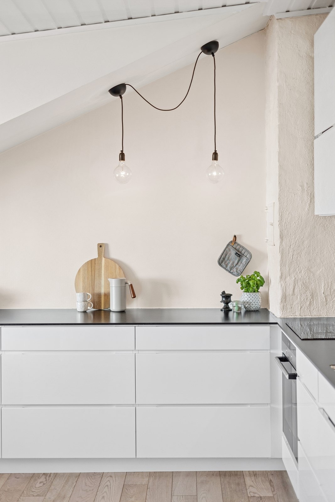 Kjøkkenet er utstyrt med integrerte hvitevarer som oppvaskmaskin, induksjonstopp, stekeovn, kjøleskap og fryser. Det har også et vinskap fra Hoover. Galleribilde