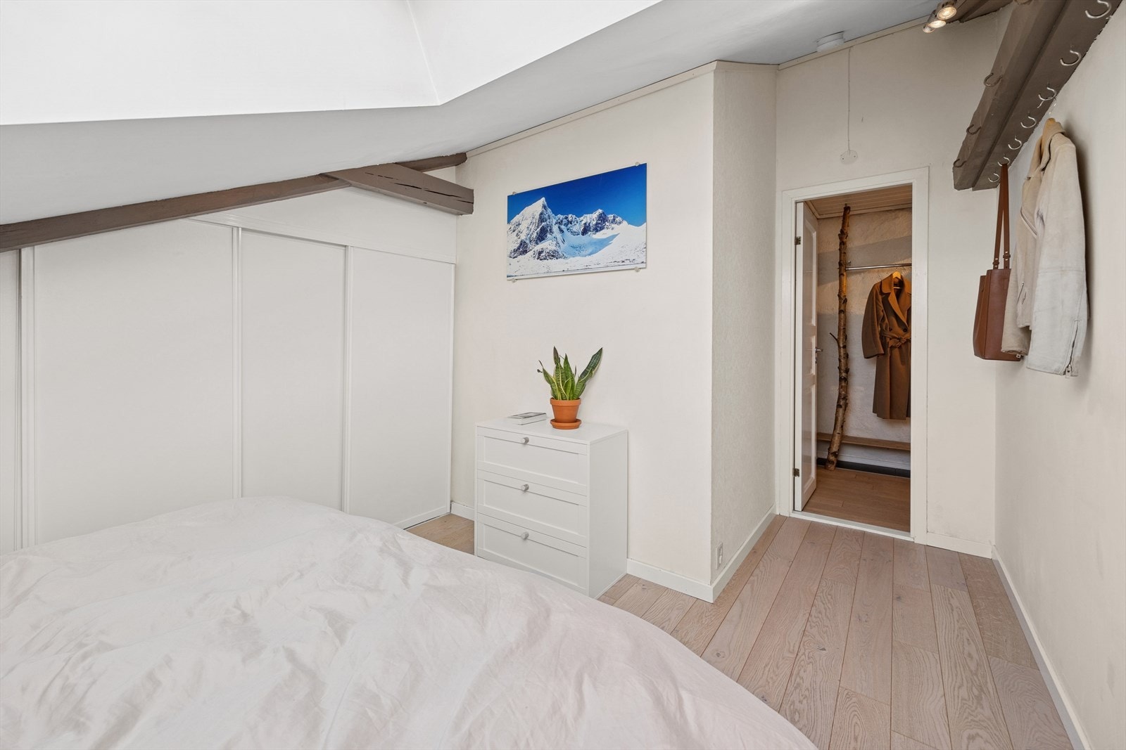 Det er også godt med oppbevaringsplass i skyvedørsgarderoben. Galleribilde