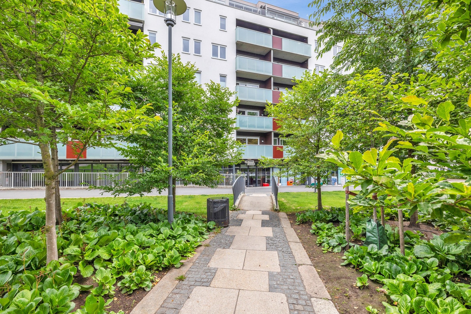 Nærhet til Carl Berner passasjen med vinmonopol, matbutikk, apotek og blomsterforretning Galleribilde