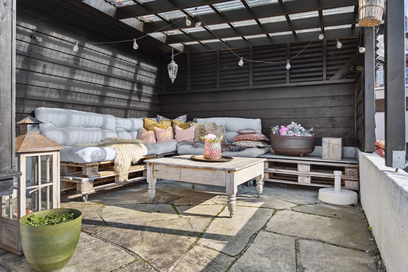 Stor terrasse som egner seg til avslappning på fine dager. Galleribilde