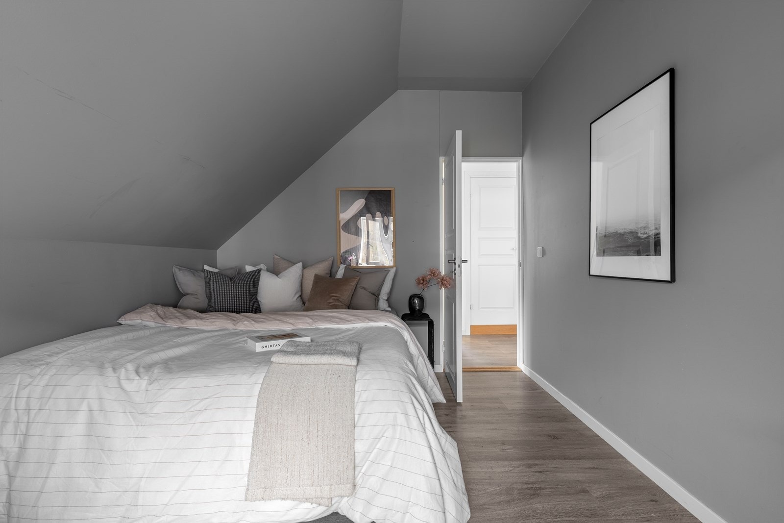 - Her er det god plass til seng i ønsket størrelse og tilhørende møblement - Galleribilde
