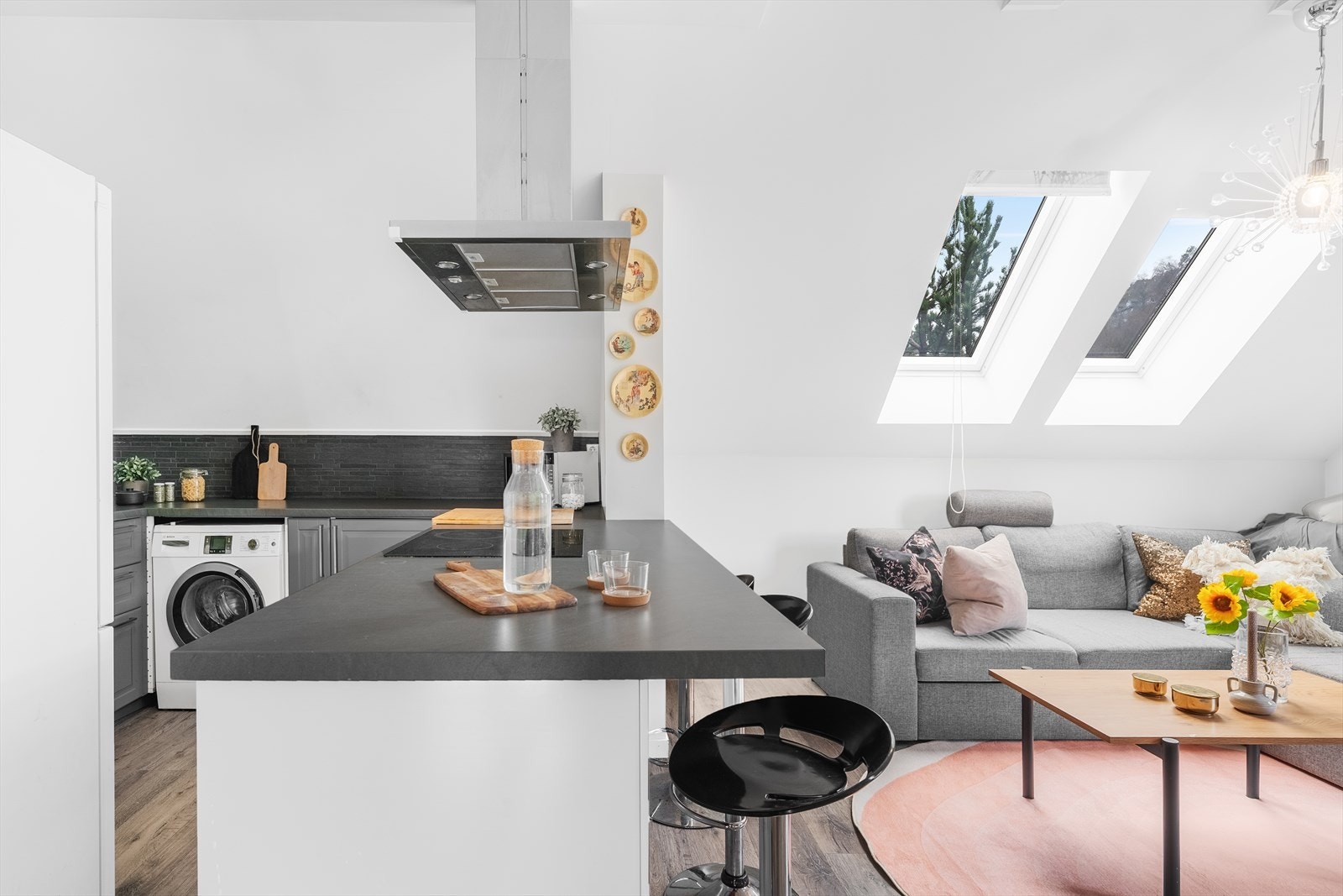- Kjøkkeninnredning fra Ikea med profilerte fronter og benkeplate av laminat - Galleribilde