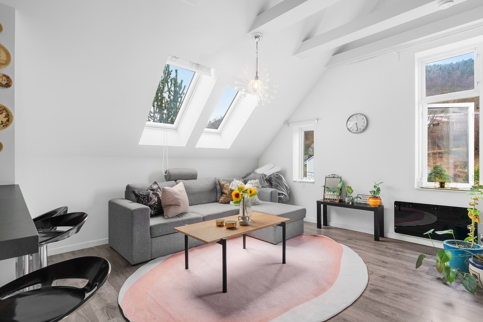 - Merk deg den generøse takhøyden i stuen i loftsetasjen! - Galleribilde