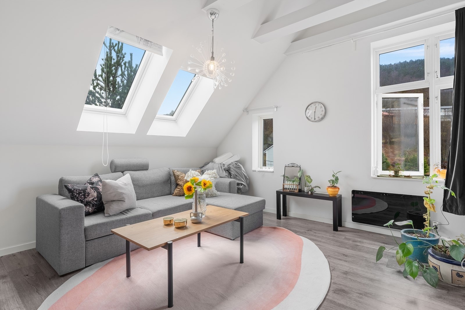 - En innholdsrik 5-roms eierseksjon over to plan - Galleribilde