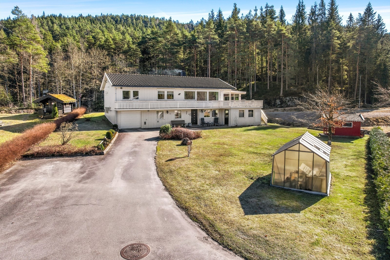 Romslig tomt som er pent opparbeidet Galleribilde