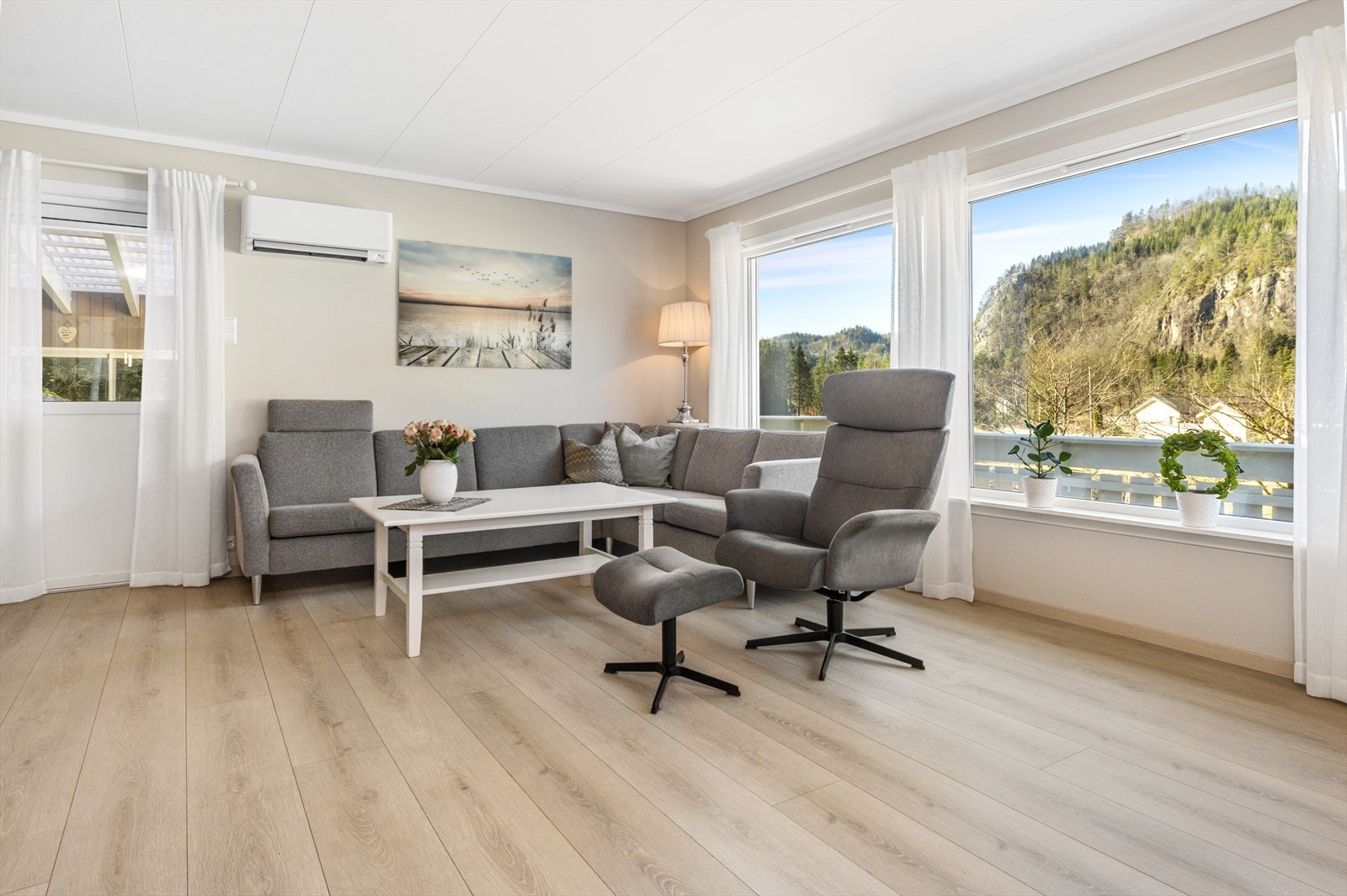 Stuen har både peisovn og varmepumpe. Galleribilde