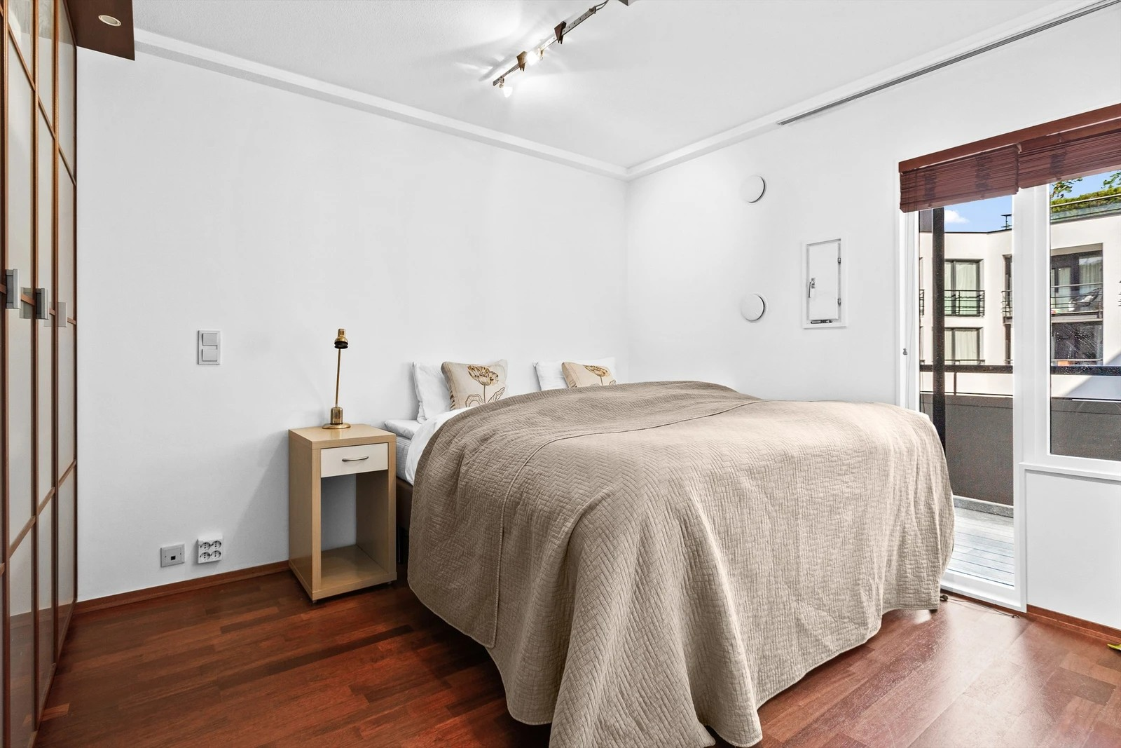 Hovedsoverom med garderobeskap. Rommet vender mot svalgangen. Galleribilde